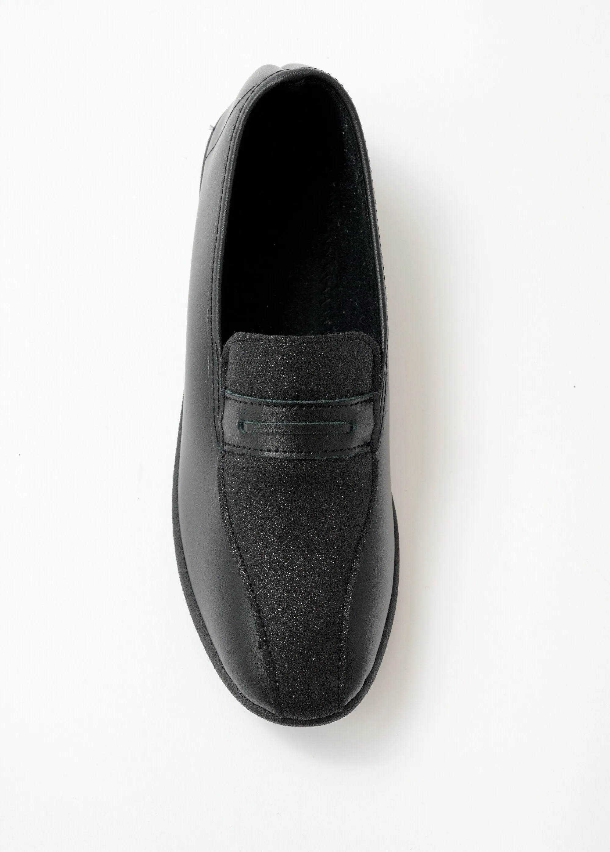 Comfort width elastic moccasins