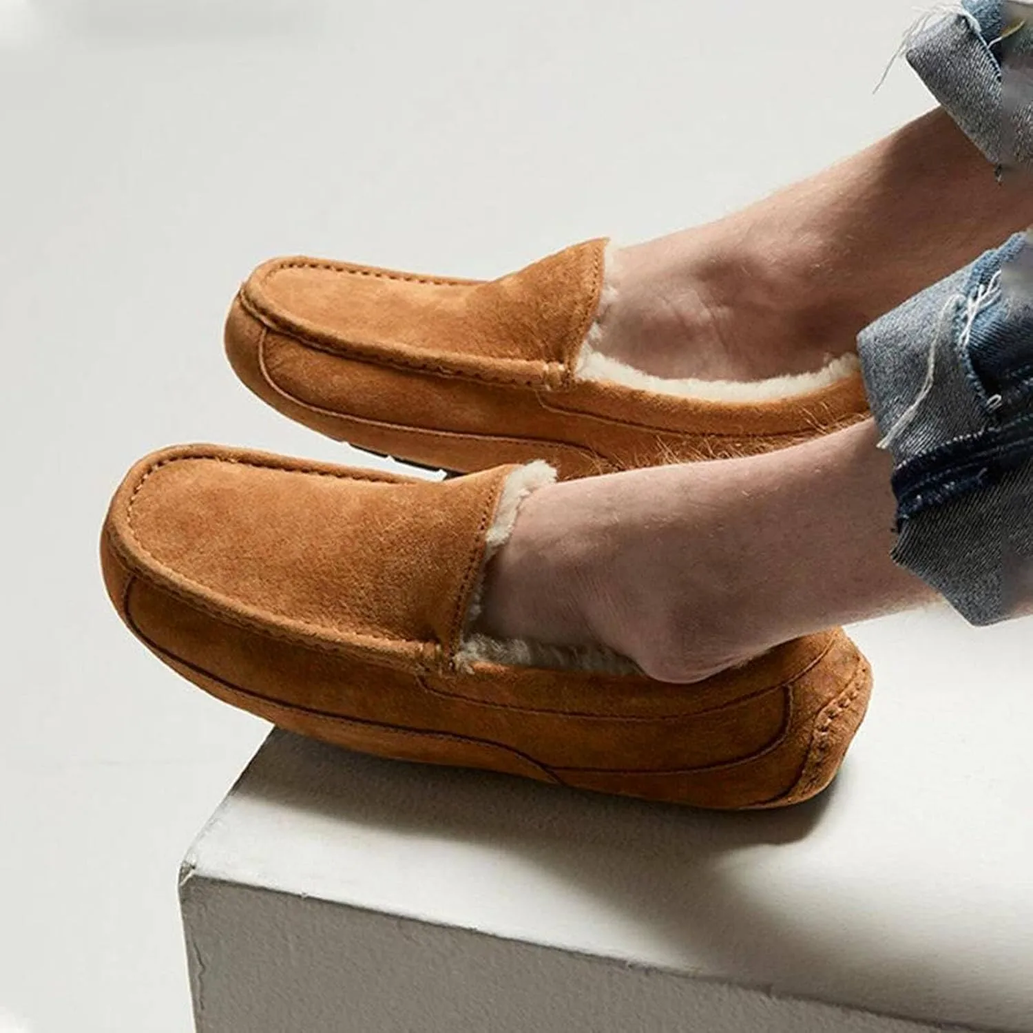 Mens Moccasin Slippers House Slippers for Men Slip-On Mens Loafers Breathable Suede Cozy Fur Lined Loafers for Men for Indoor & Outdoor